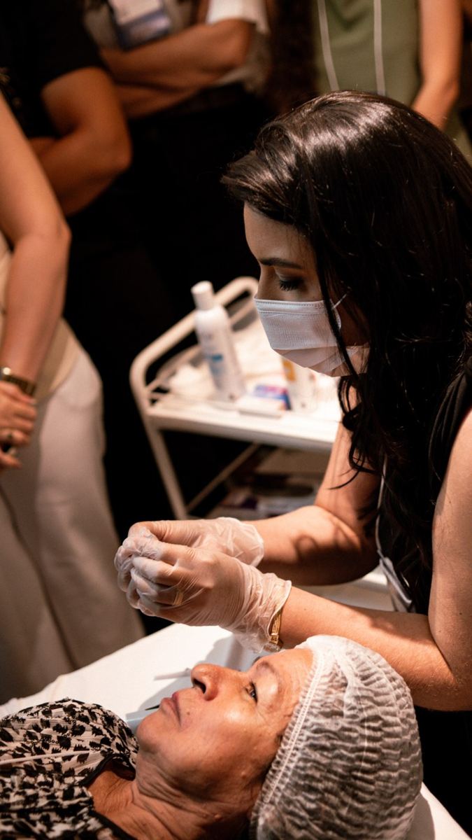 Alana Karine realizando procedimento facial